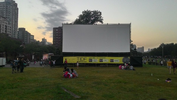 瓦靠大戲院在華山大草原舉行戶外放映 DOC Outdoors documentary screening at The Grand Green.