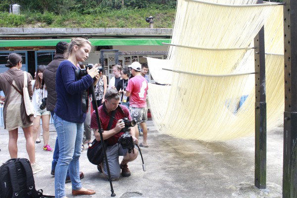 影人石碇半日遊，紀錄片導演們記錄著製麵工廠裡的一切 Documentary filmmakers documented what's going on in the noodle factory in their Taiwan Tour of Shiding.