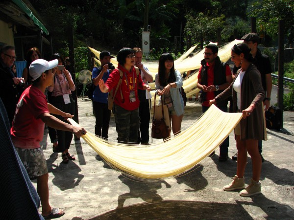 影人石碇半日遊，體驗手工麵線的製作 Documentary filmmakers experienced how to make handmade thin noodles in the tour.
