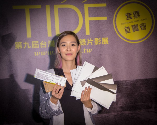 張懸於套票首賣擔任一日店長 Singer ZHANG Xuan at TIDF Package sales launch